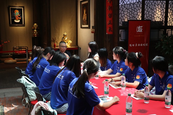 球盟会·(中国)体育官方网站实践队青春执笔绘非遗，匠心入课续文脉