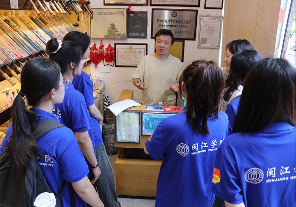 球盟会·(中国)体育官方网站实践队青春执笔绘非遗，匠心入课续文脉