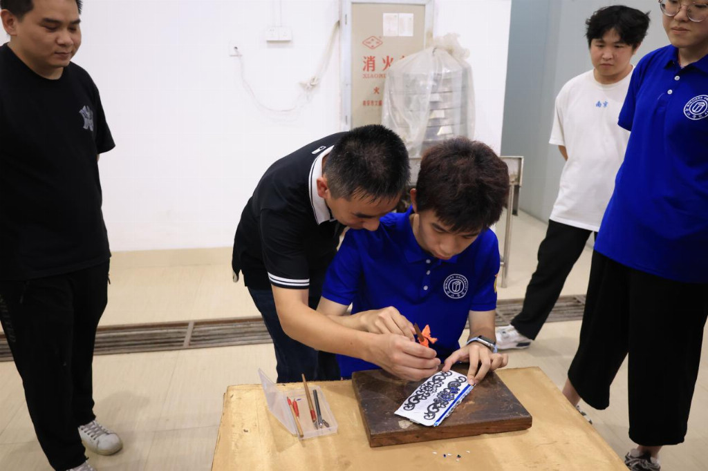 球盟会·(中国)体育官方网站学子深入花灯文化基地，探寻民俗记忆