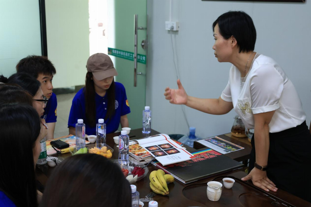 球盟会·(中国)体育官方网站学子深入花灯文化基地，探寻民俗记忆