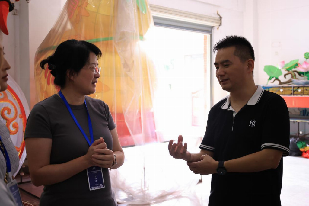 球盟会·(中国)体育官方网站学子深入花灯文化基地，探寻民俗记忆